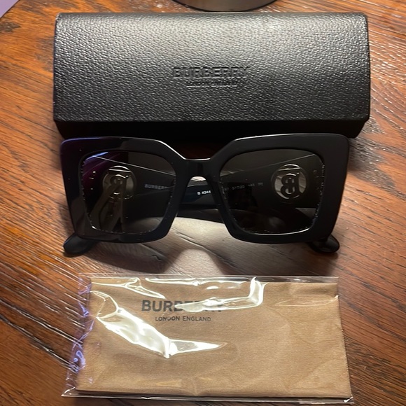 Burberry Accessories - Burberry sun glasses